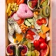 Vegane Brunch Box aus Wien mit frischem Obst, Gemüse, Wraps, pflanzlichen Aufstrichen, Avocado und Chia-Pudding – rein pflanzlich, ausgewogen und bunt zusammengestellt.
