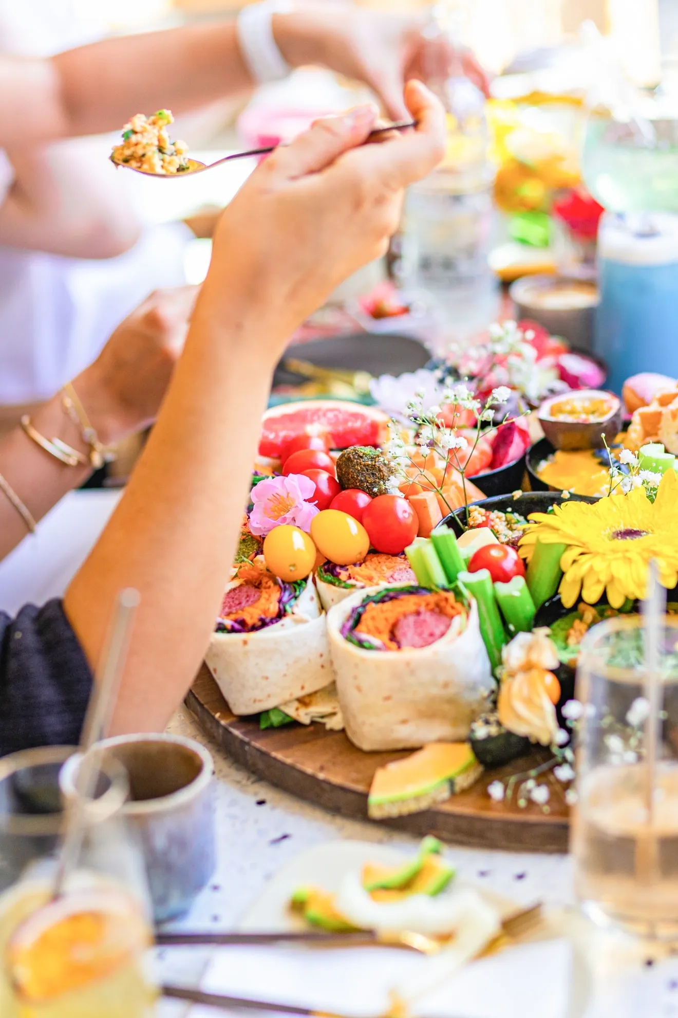Brunchplatte mit frischem Gebäck und veganen Aufstrichen im Die Wolke Café Wien