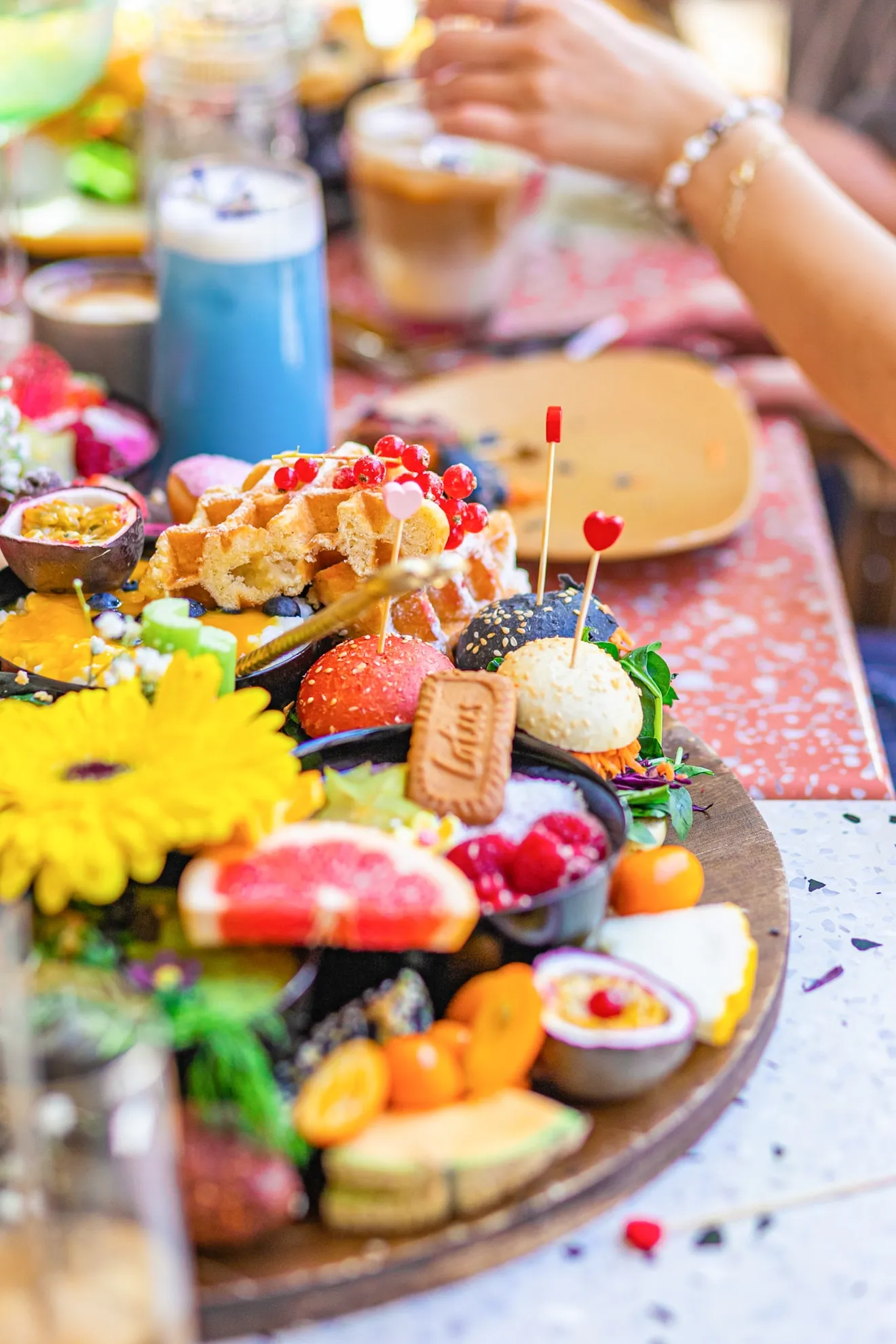 Frische Croissants mit Butter und hausgemachter Marmelade – Brunch in Wien