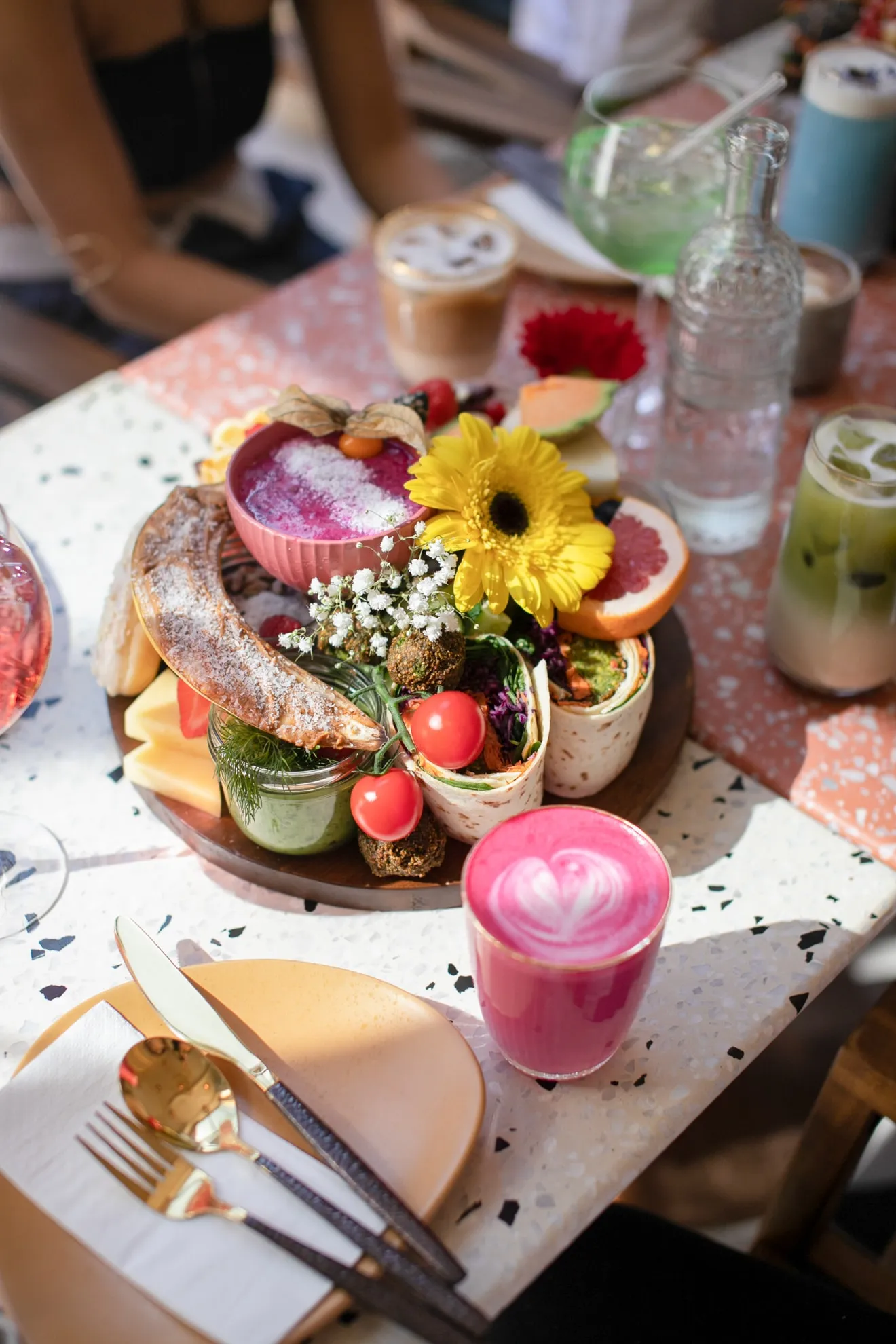 Rustikaler Brunch mit Sauerteigbrot, Aufschnitt und Gemüse im Die Wolke