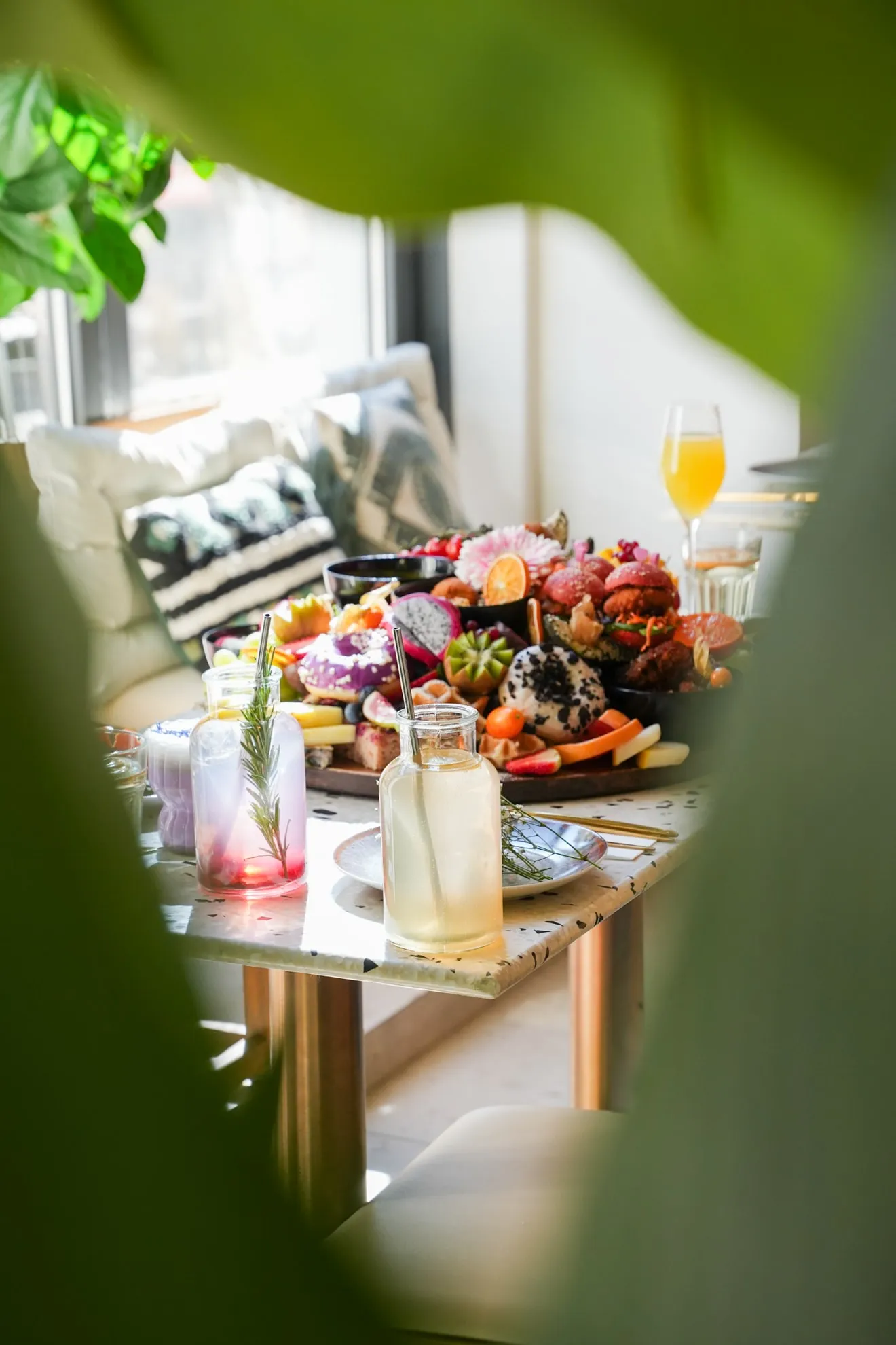 Frühstückstisch mit Espresso, Gebäck und frischen Zutaten im Café Die Wolke